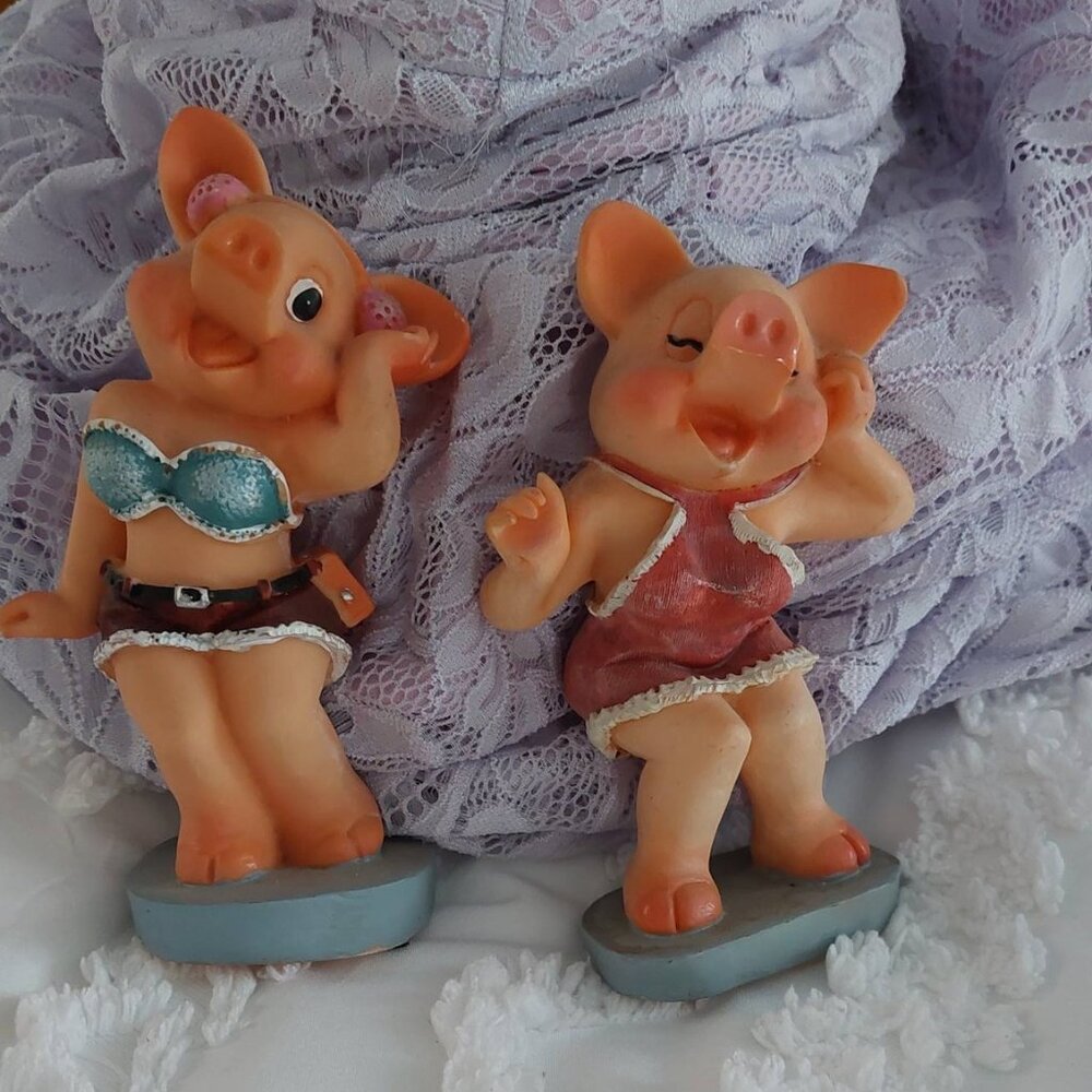 2 figurines  `` Pig`` cochon en costumes de bain.